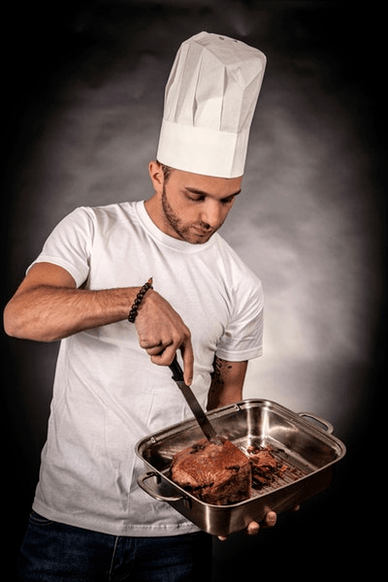 Čovjek priprema meso za potenciju